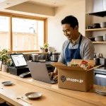 เจ้าของร้านอาหารกำลังจัดการคำสั่งซื้ออาหารแบบขายส่งจากเว็บไซต์ shoppu.jp บนแล็ปท็อป ในครัวของร้านอาหารญี่ปุ่น 1
